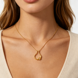 Collier utérus floral doré porté