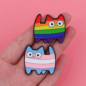 Pins chats Pride dont le chat aux couleurs trans