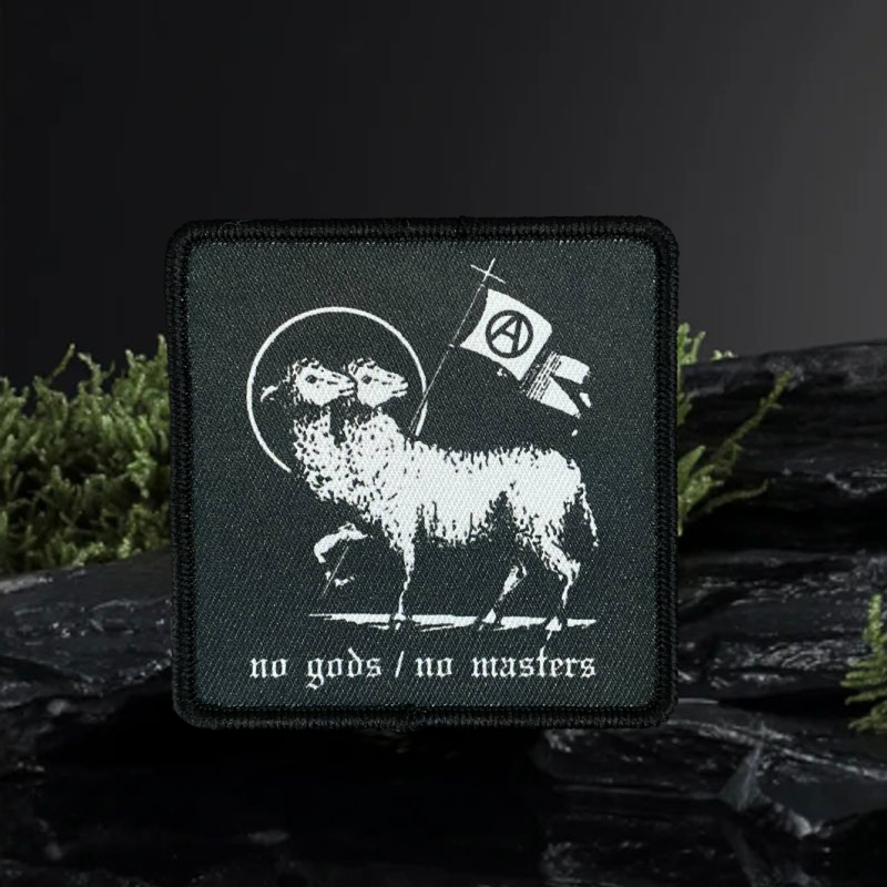 Écusson noir No Gods No Masters vu de face