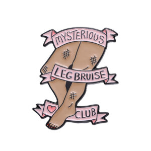 Pin Mysterious Leg Bruise Club en forme de pansements
