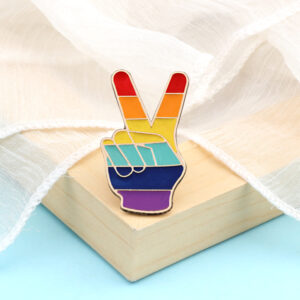 Pin main victoire aux couleurs arc-en-ciel