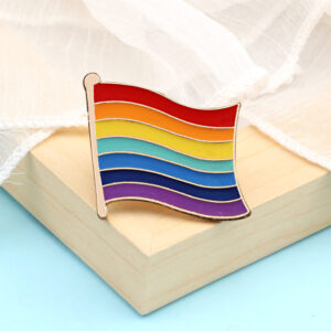 Pin rectangulaire aux six couleurs de la Pride