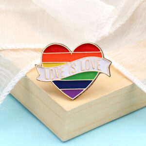 Pin cœur arc-en-ciel avec bannière Love Is Love