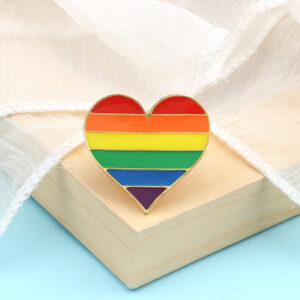 Pin cœur aux six couleurs de la Pride