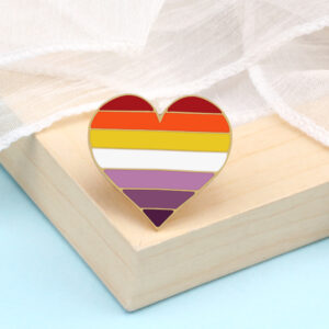 Pin cœur aux couleurs de la fierté lesbienne