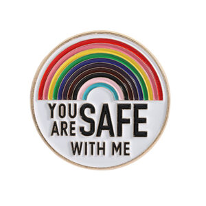 Pin rond You Are Safe With Me sous un arc-en-ciel