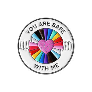 Pin You Are Safe With Me avec mains et cœur rose