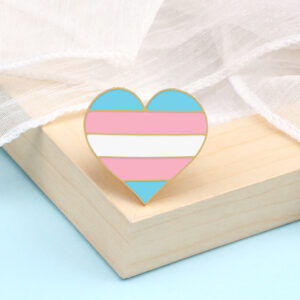 Pin cœur aux couleurs bleu rose et blanc de la fierté trans