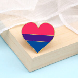 Pin cœur rose violet et bleu de la fierté bisexuelle