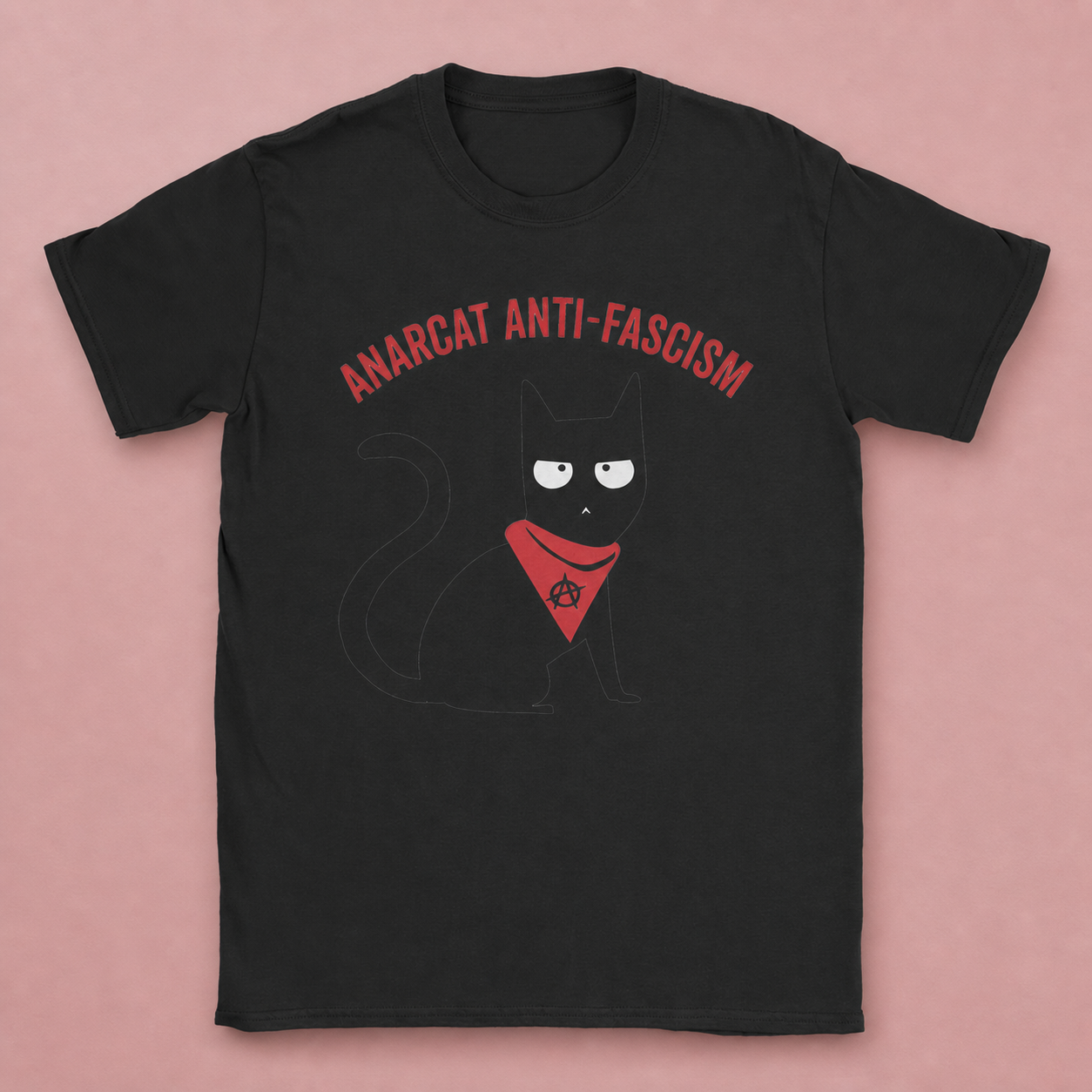 T-shirt Anarcat antifasciste sur fond rose poudré