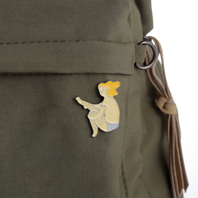 Pin jambes libres fixé sur un sac