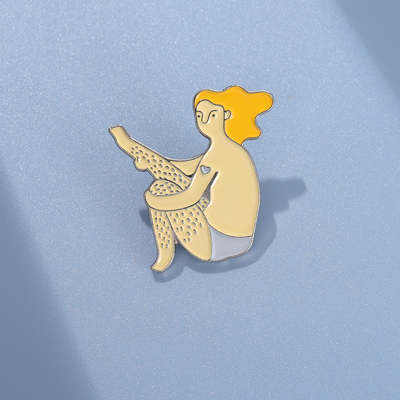 Pin body positive femme se rasant la jambe