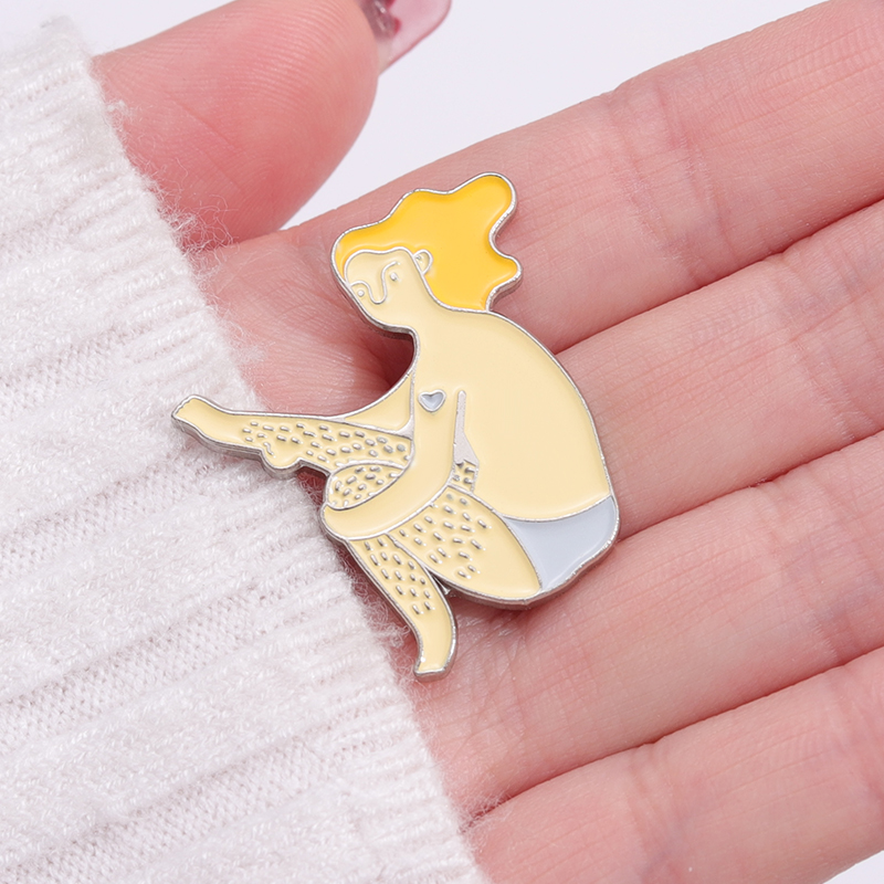 Pin body positive tenu dans une main