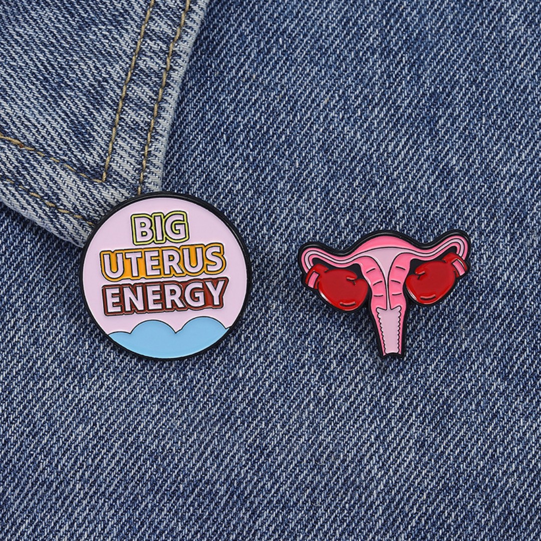 Pin utérus boxeur fixé sur un jean