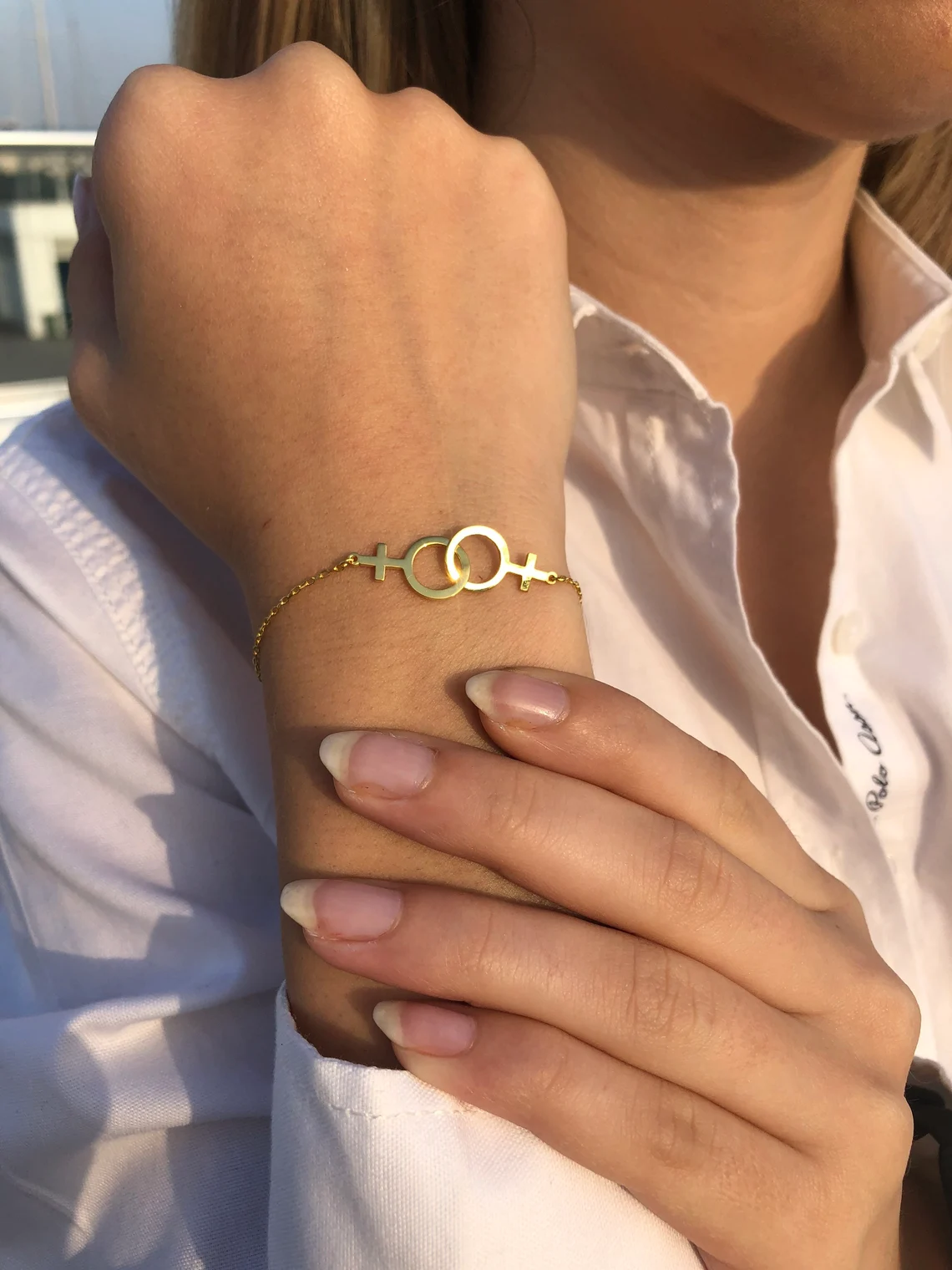 Détail du bracelet lesbien rose doré