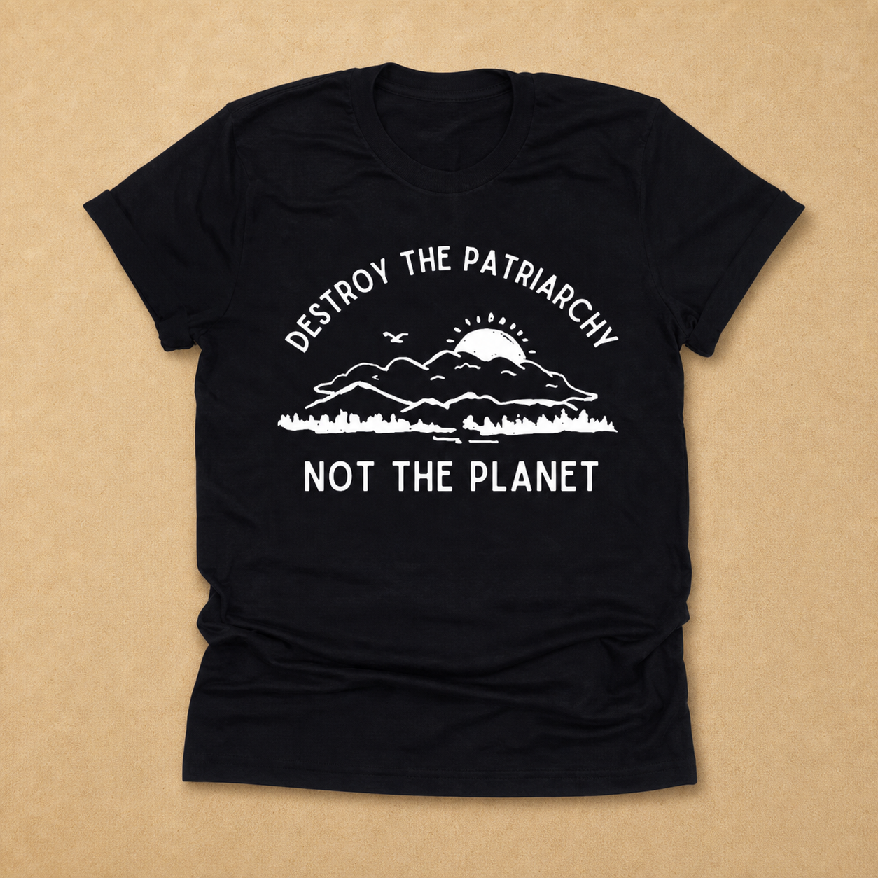 T-shirt féministe et écologiste sur fond sable