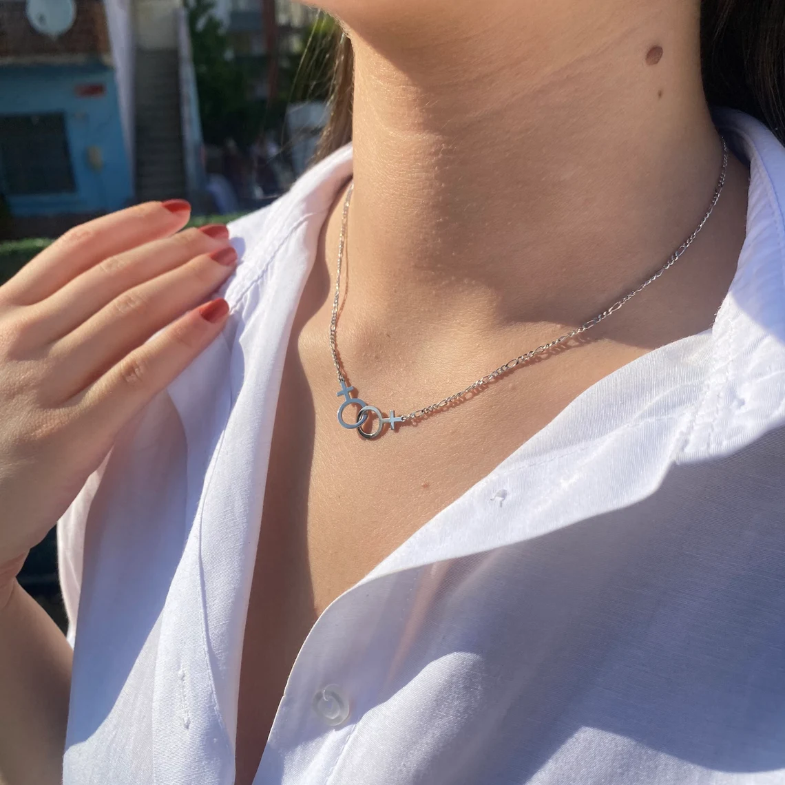 Collier lesbien double Vénus argenté porté