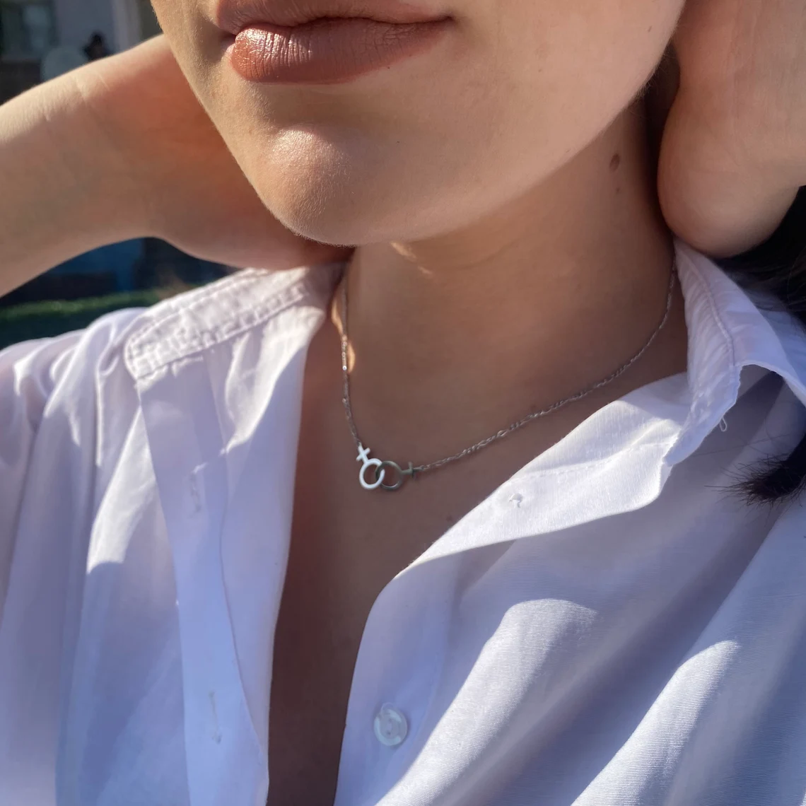 Pendentif double Vénus argenté au creux du cou