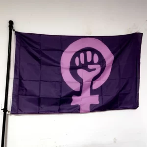 Drapeau féministe violet au poing levé suspendu