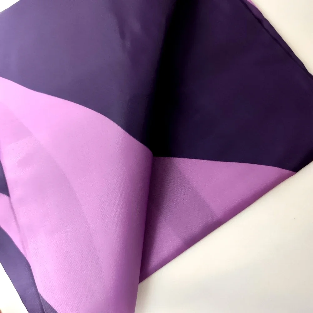 Gros plan sur le tissu violet du drapeau