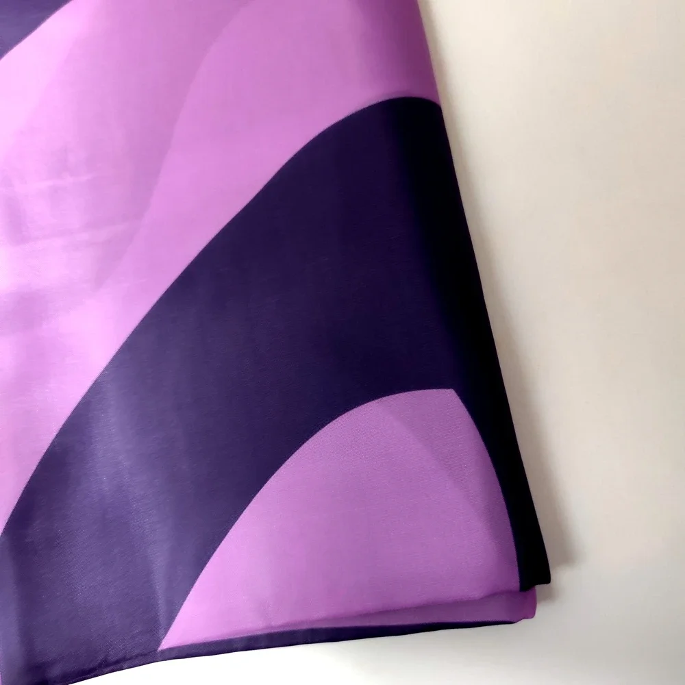 Finition du bord du drapeau féministe
