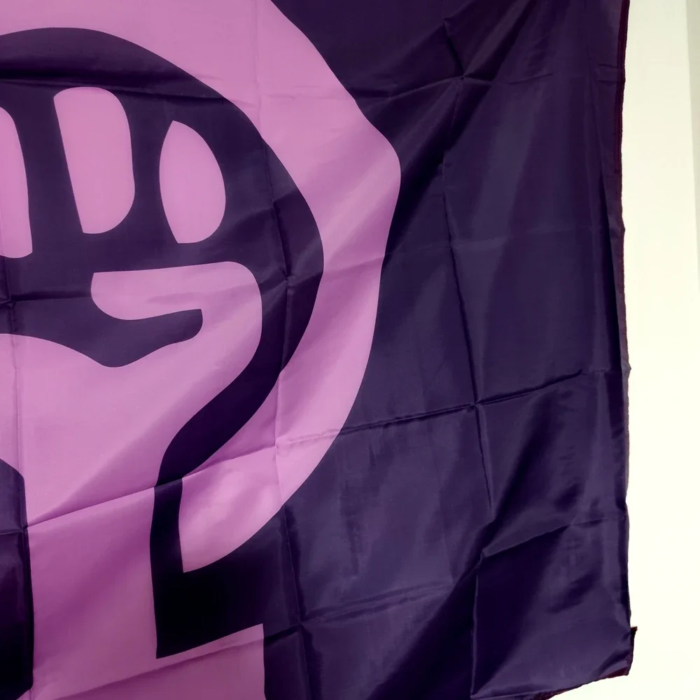 Drapeau féministe violet déployé
