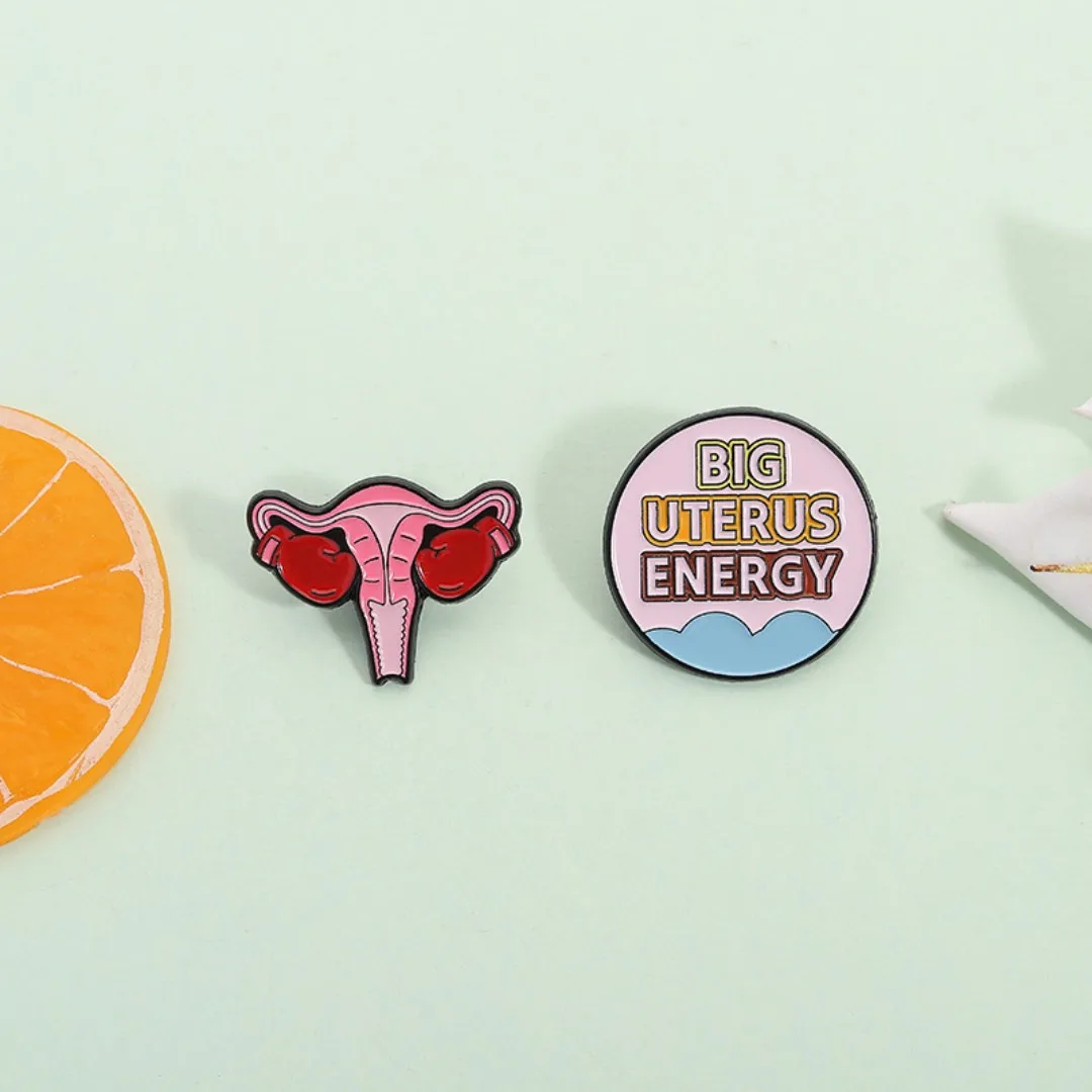 Pins utérus boxeur et Big Uterus Energy sur fond vert