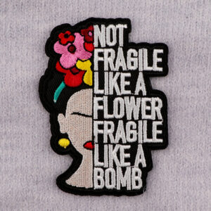Écusson Frida fragile comme une bombe vu de face
