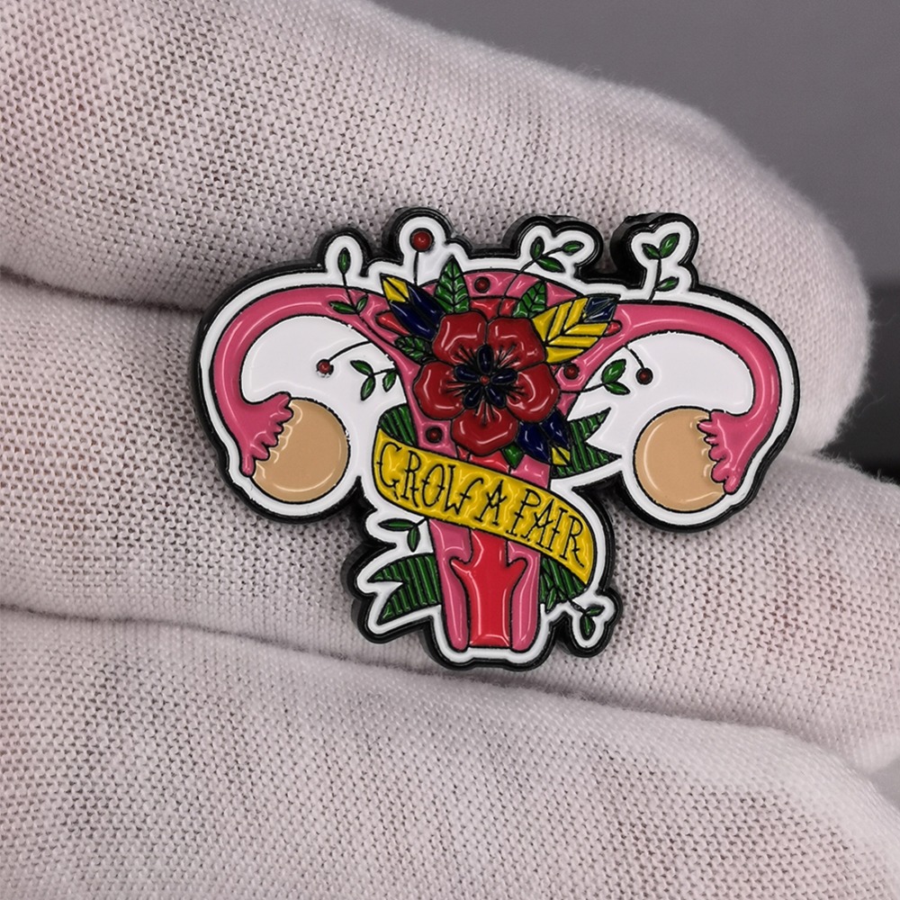 Pin Grow A Pair floral porté sur du denim