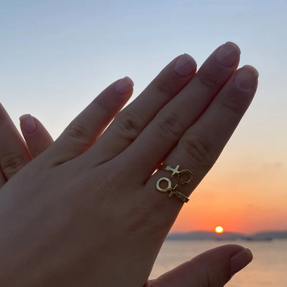 Bague double Vénus dorée en lumière chaude