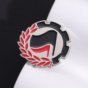 Pin antifasciste noir rouge et argenté avec drapeaux et laurier