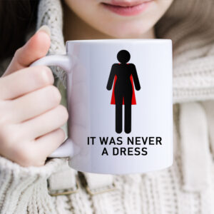 Mug féministe blanc It Was Never a Dress tenu par son anse