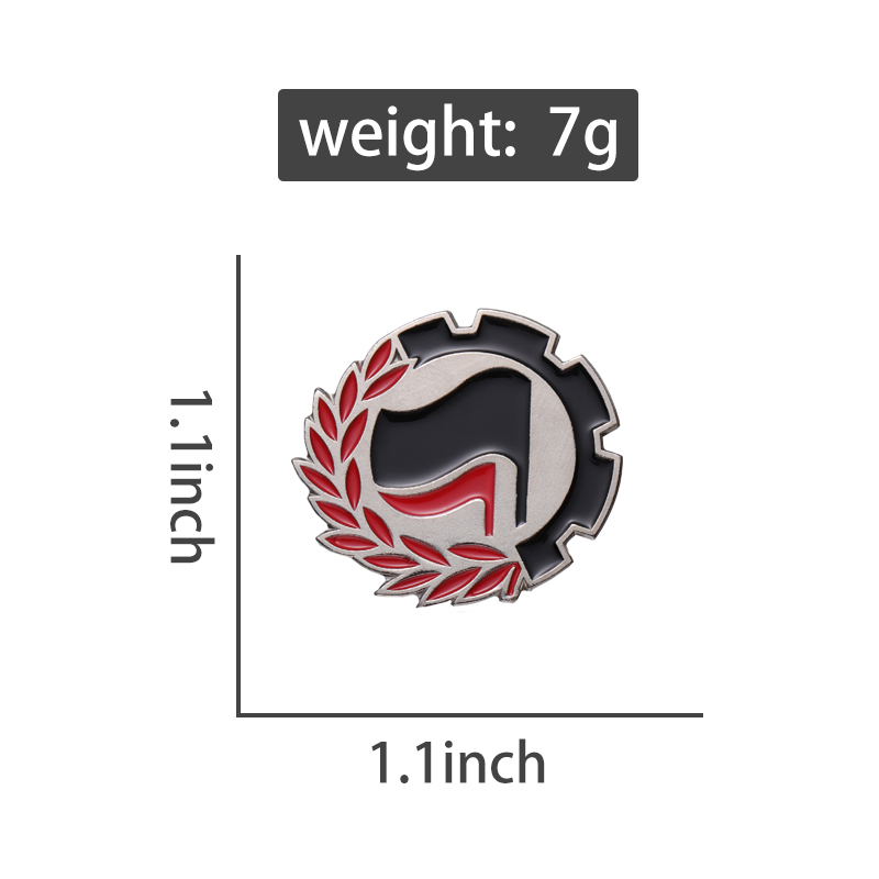 Dimensions du pin antifasciste : 2,8 cm de haut et de large, poids 7 g