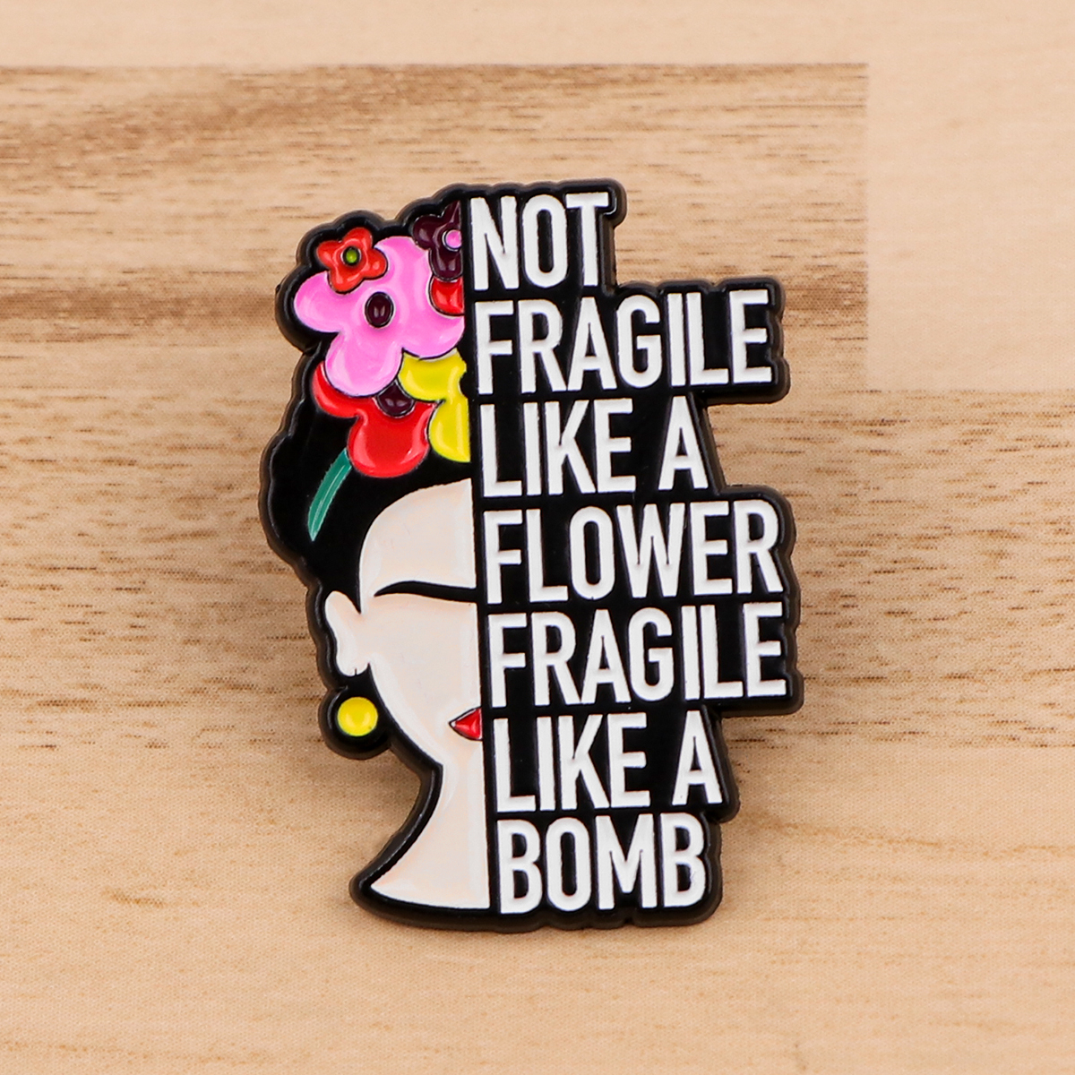 Pin Fragile Like a Bomb posé sur bois