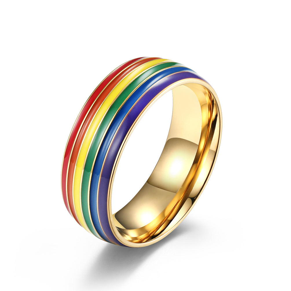 Bague arc-en-ciel dorée vue en perspective