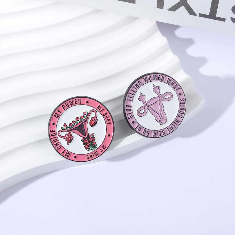 Pin Stop Telling Women présenté avec le modèle floral