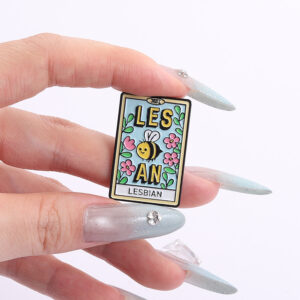 Pin tarot lesbien Les Bee An tenu entre les doigts