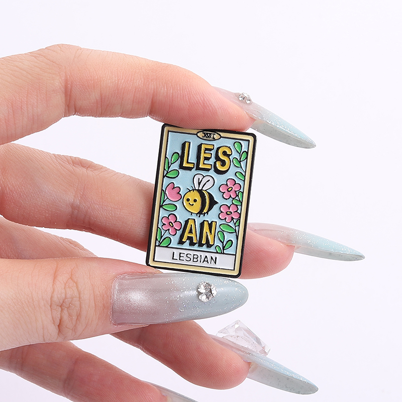 Pin tarot lesbien Les Bee An tenu entre les doigts