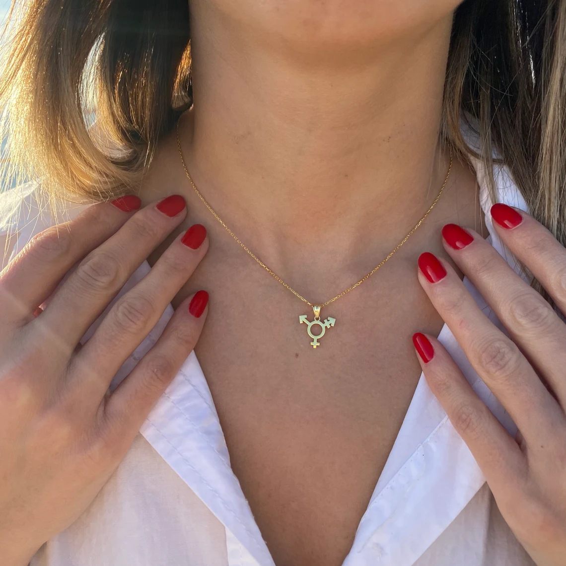 Collier symbole trans argenté porté