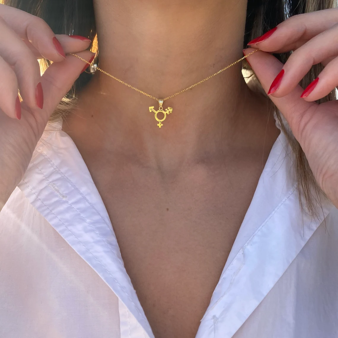 Collier trans doré en lumière naturelle