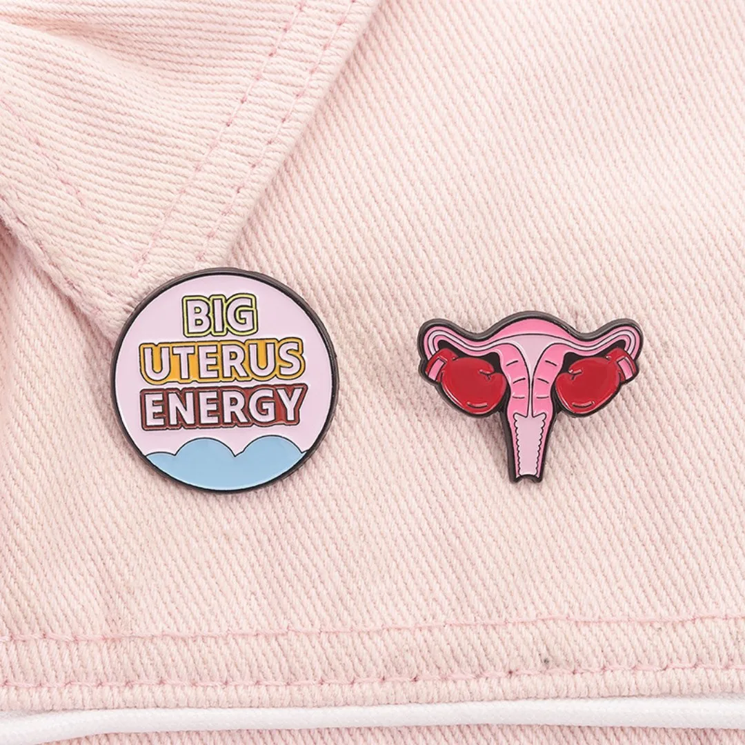 Pin Big Uterus Energy fixé sur une maille rose