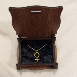 Collier symbole de Vénus doré dans un écrin