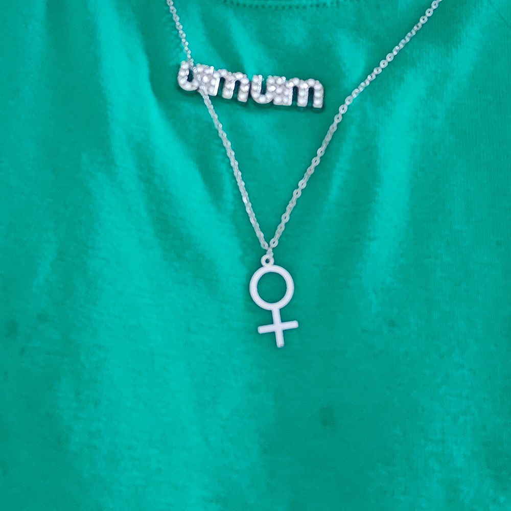 Pendentif Vénus argenté sur haut vert
